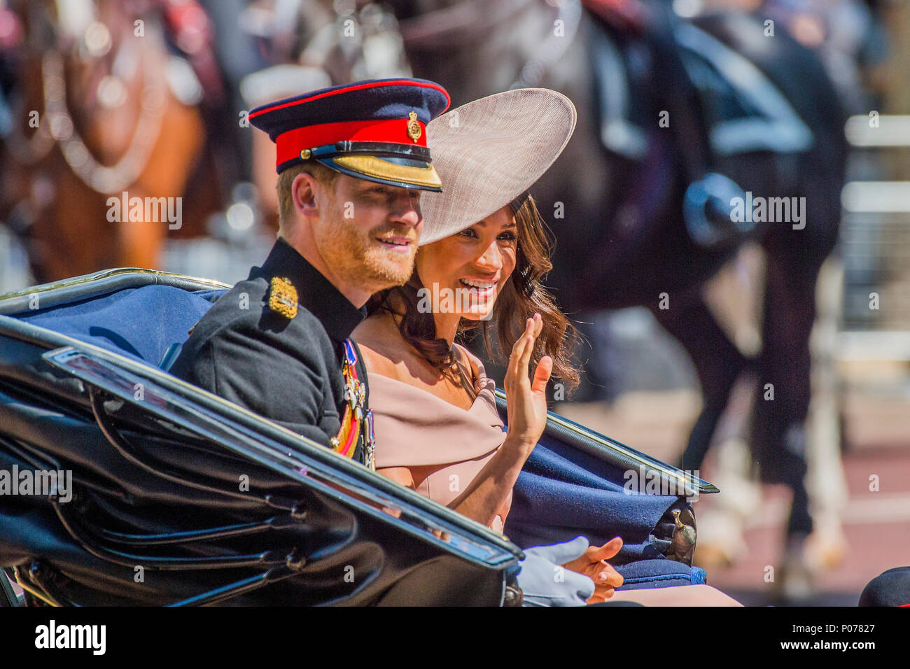 Londra, UK, 9 giugno 2018. Il principe Harry e Meghan, il Duca e la Duchessa di Sussex arrivare - La regina il compleanno Parade, più comunemente nota come Trooping il colore. Le guardie Coldstream truppa il loro colore., Credito: Guy Bell/Alamy Live News Foto Stock