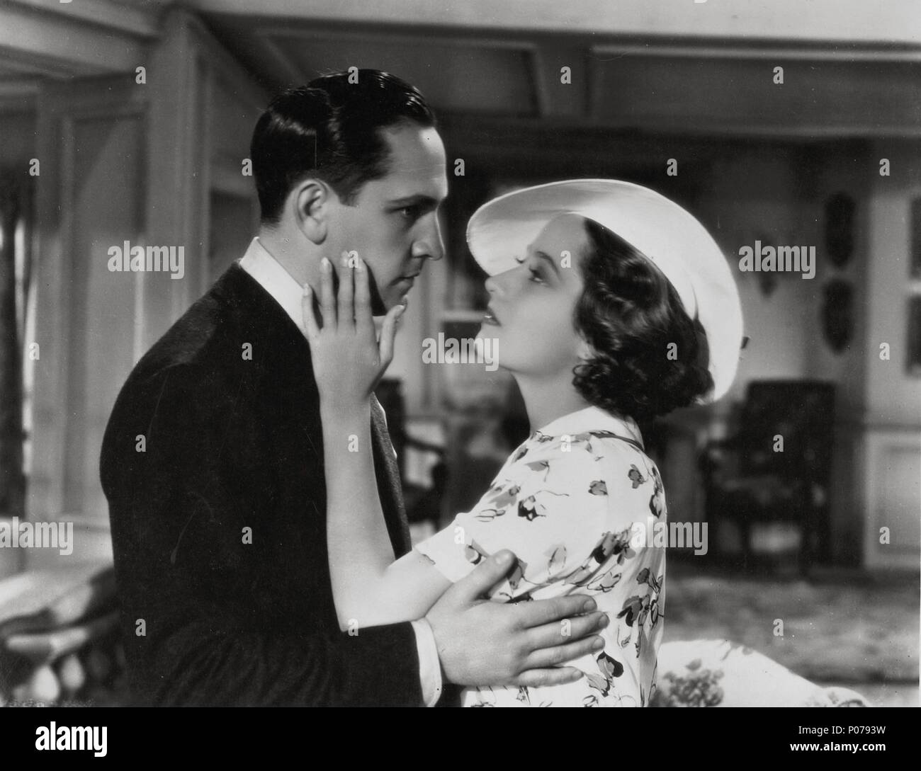 Pellicola originale titolo: Dark Angel. Titolo inglese: il Dark Angel. Regista: SIDNEY FRANKLIN. Anno: 1935. Stelle: FREDRIC MARZO; MERLE OBERON. Credito: United Artists / Album Foto Stock