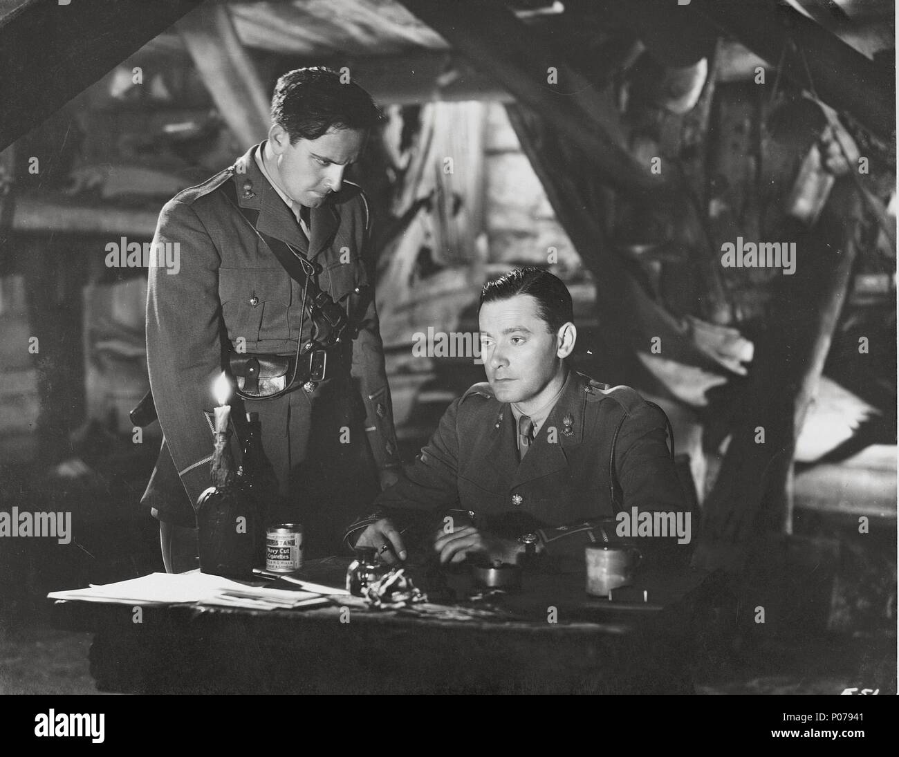 Pellicola originale titolo: Dark Angel. Titolo inglese: il Dark Angel. Regista: SIDNEY FRANKLIN. Anno: 1935. Stelle: FREDRIC MARZO; HERBERT MARSHALL. Credito: United Artists / Album Foto Stock