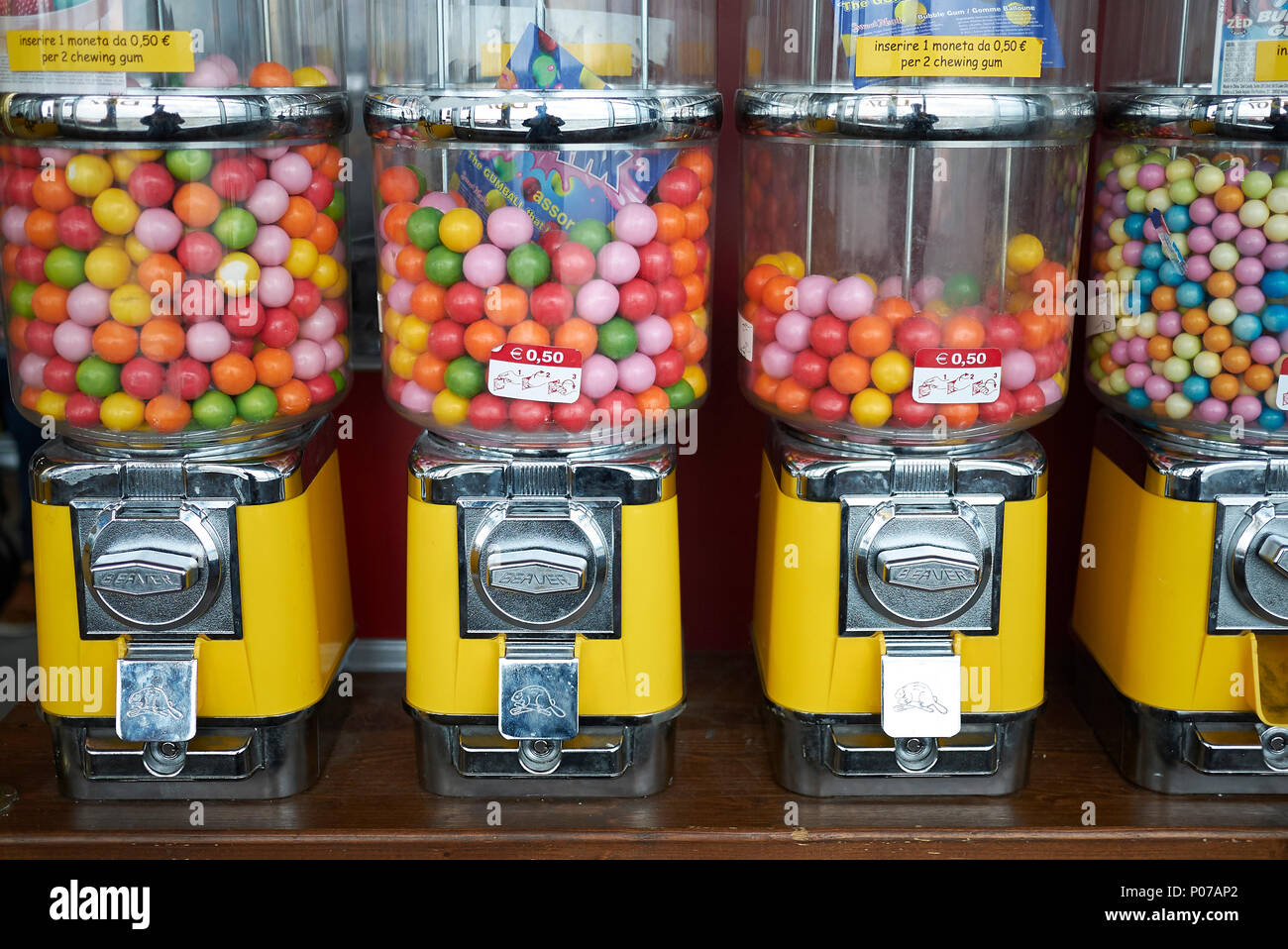 Milano, Italia - 15 Maggio 2018 : candy dispenser con colorati bubble gum Foto Stock
