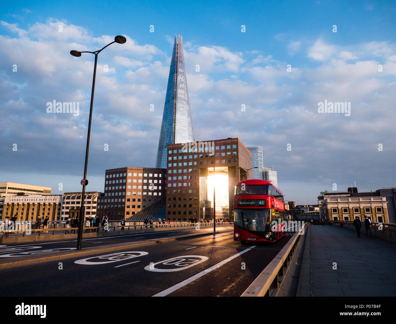 Red London Bus, London Bridge, con 1 London Bridge, e The Shard, River Thames, Londra, Inghilterra, REGNO UNITO, GB. Foto Stock
