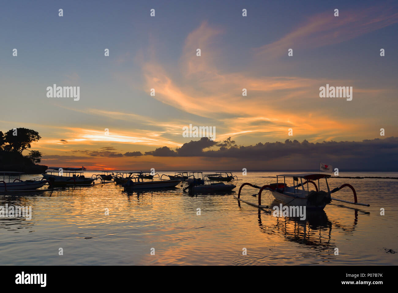 Tramonto a Mushroom Beach con barche sul mare, Lembongan, Bali, Indonesia Foto Stock