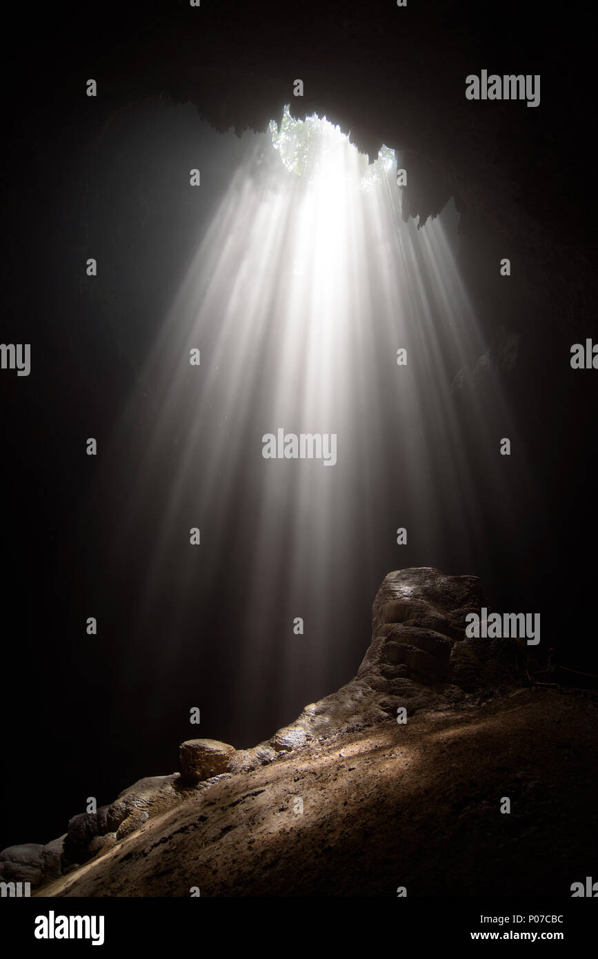 Luce dalla cima della Grotta di Jomblang nell'isola di Giava, Indonesia Foto Stock