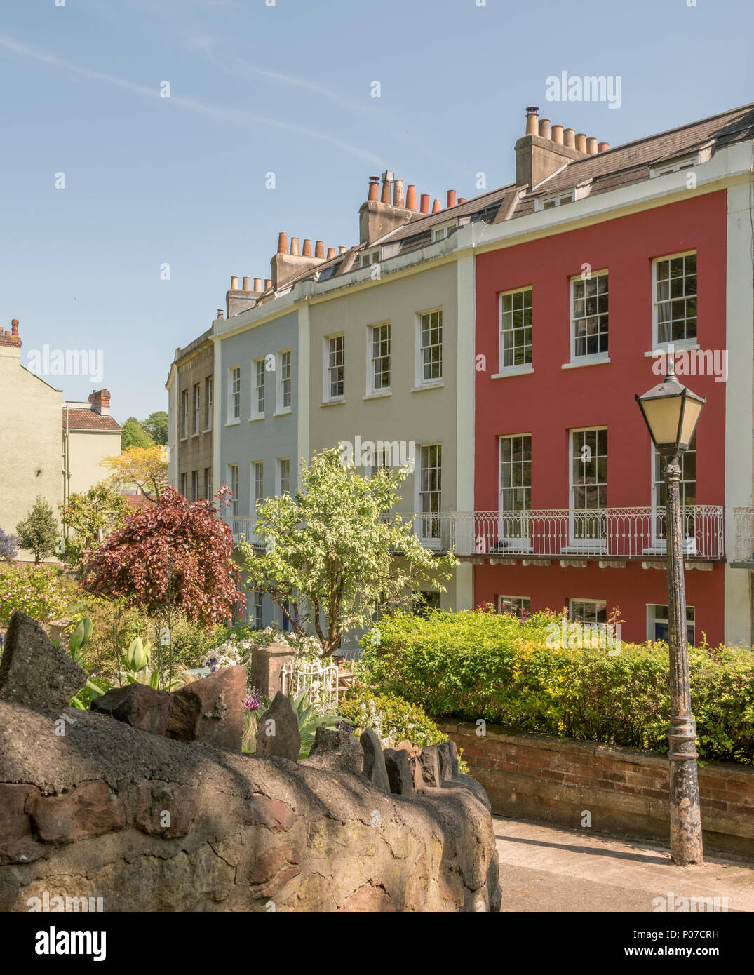 Il poligono in Cliftonwood, Bristol, Regno Unito, un terrazzamento di epoca Georgiana con un giardino condominiale. Foto Stock