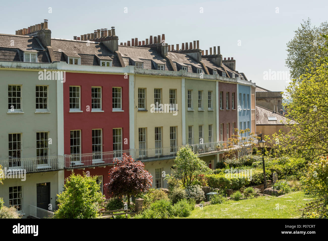 Il poligono in Cliftonwood, Bristol, Regno Unito, un terrazzamento di epoca Georgiana con un giardino condominiale. Foto Stock