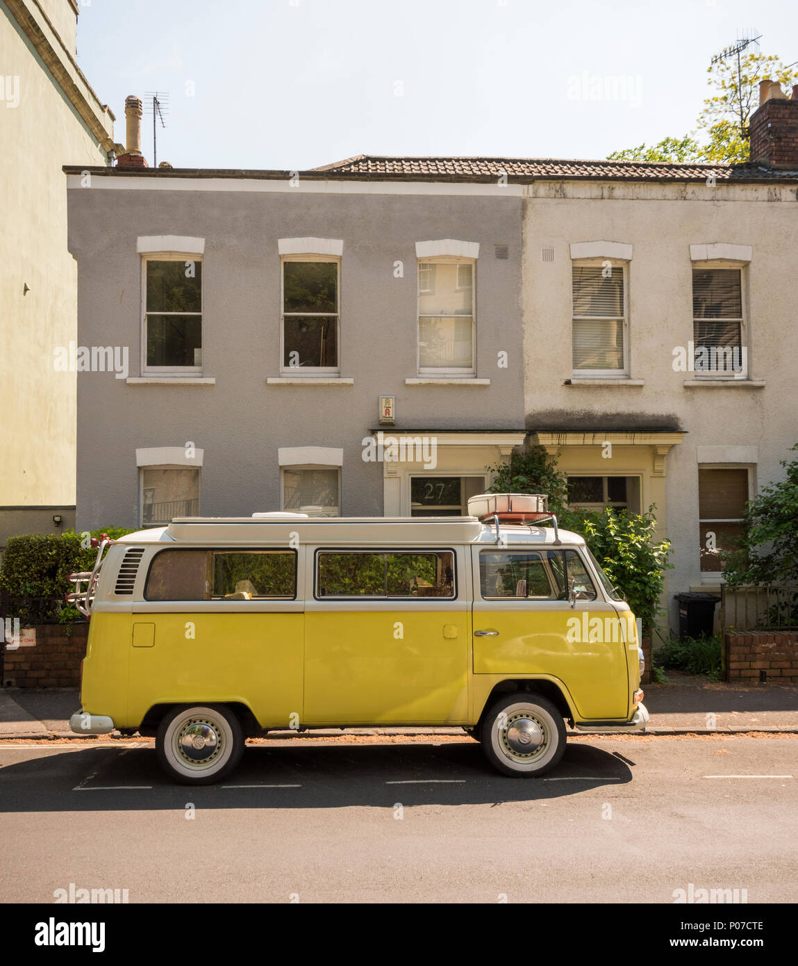 Giallo VW in caravan Cliftonwood, Bristol, Regno Unito Foto Stock