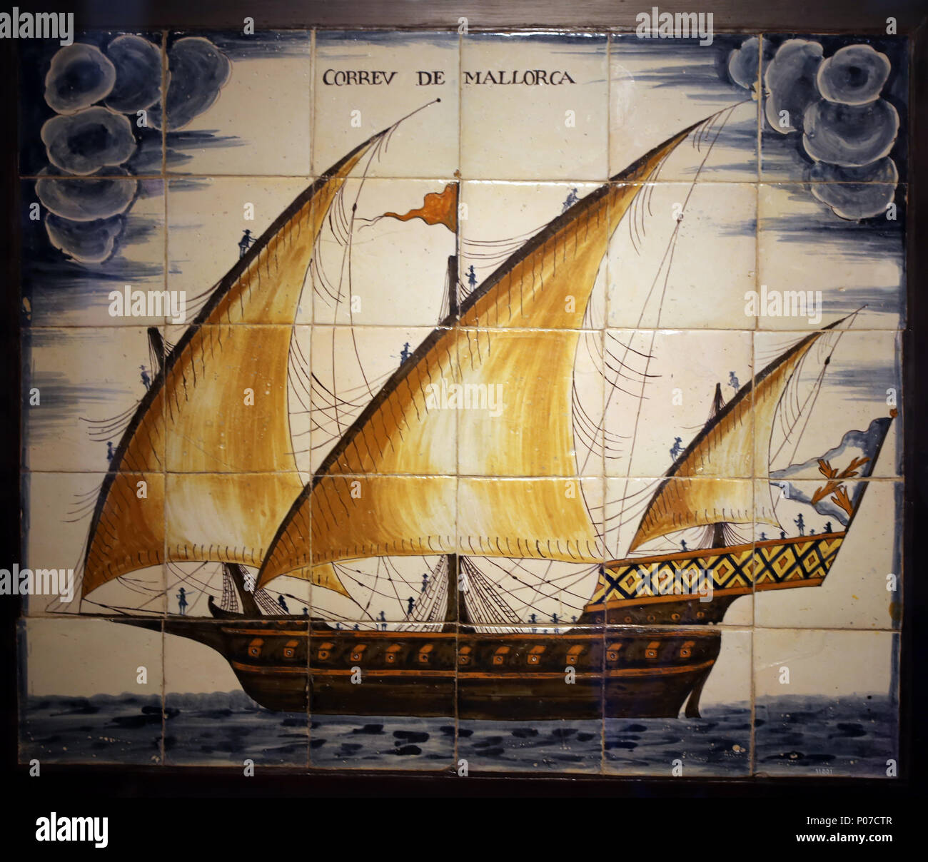 Il pannello di ceramica raffigurante la mail di Mallorca. Tipo Xebec nave del XVIII secolo. Barcellona Museo Marittimo. Spagna. Foto Stock