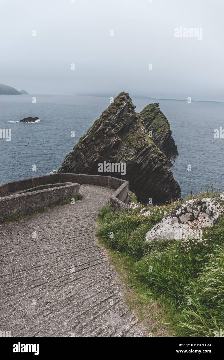 Vista dall'iconico Dunquin porto molo, la maggior parte punta ovest della penisola di Dingle nella contea di Kerry, Irlanda Foto Stock