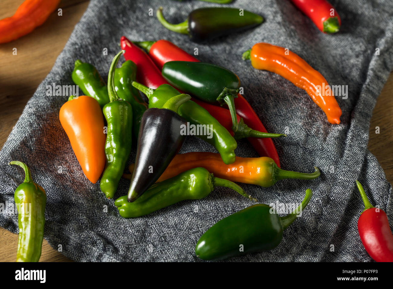 Materie organiche caldi assortiti peperoni pronto per cucinare Foto Stock