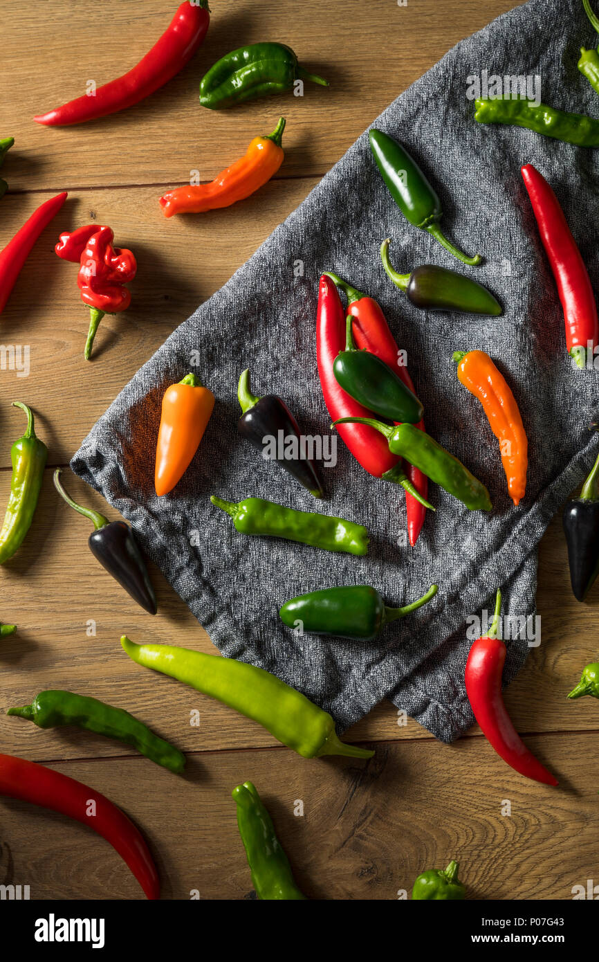 Materie organiche caldi assortiti peperoni pronto per cucinare Foto Stock