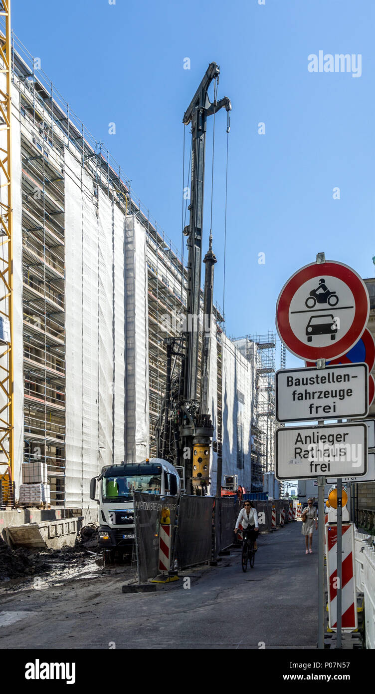 Amburgo, Germania, Giugno 6, 2018: costruzione sito accanto a un percorso pedonale con un grande impianto di perforazione per la costruzione dei pali forati in grou Foto Stock