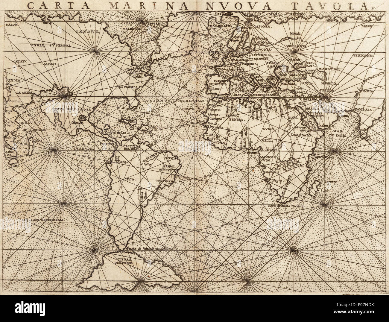 . Italiano: Carta Marina Nuova tavola, Girolamo Ruscelli Inglese: una nuova mappa marittima (Venezia, 1561), da Girolamo Ruscelli Українська: Землі України знайшли своє позначення на деяких "нових" картах світу, що активно творилися у середині XVI ст. Під час тріумфу Великих географічних відкриттів. Серед невеликої кількості територій України, що позначені на карті - правобережжя Дніпра, назване Червоною Руссю [Rossia Rossa]. [1]. . 1561. VLebid 13 Kyivstar vkraina 1561 Foto Stock