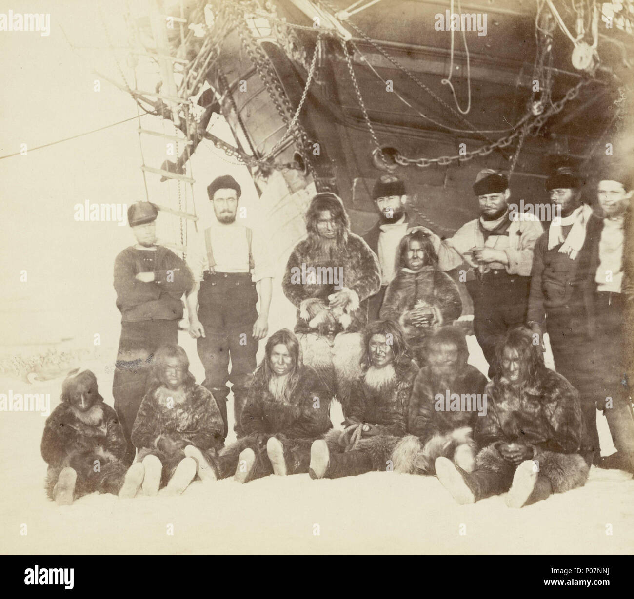 111 un gruppo di Inuit con alcuni membri del personale che pongono fuori la porta prua di 'scoperta'. RMG B3669-A Foto Stock