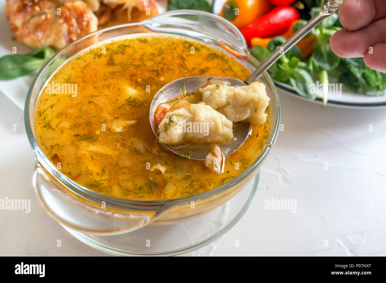 Minestra con gnocchi di patate e carne su un tavolo di legno, una porzione di zuppa bavarese griesnockerl, il fuoco selettivo. Close up. Foto Stock