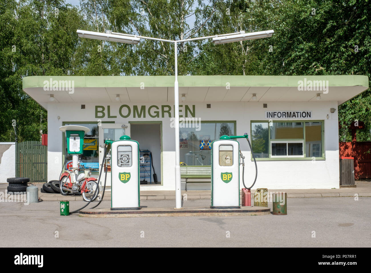 Vintage stazione di benzina a Astrid Lindgrens world. Si tratta di un popolare parco a tema in Svezia sulla base le favole e racconti di Astrid Lindgren. Foto Stock