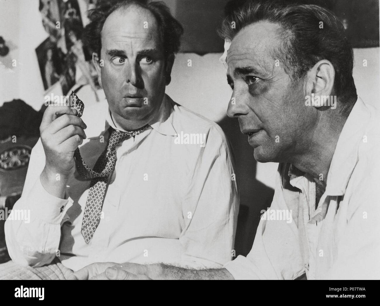 Pellicola originale titolo: Beat the Devil. Titolo inglese: Beat the Devil. Regista: John Huston. Anno: 1953. Stelle: Humphrey Bogart. Credito: United Artists / Album Foto Stock