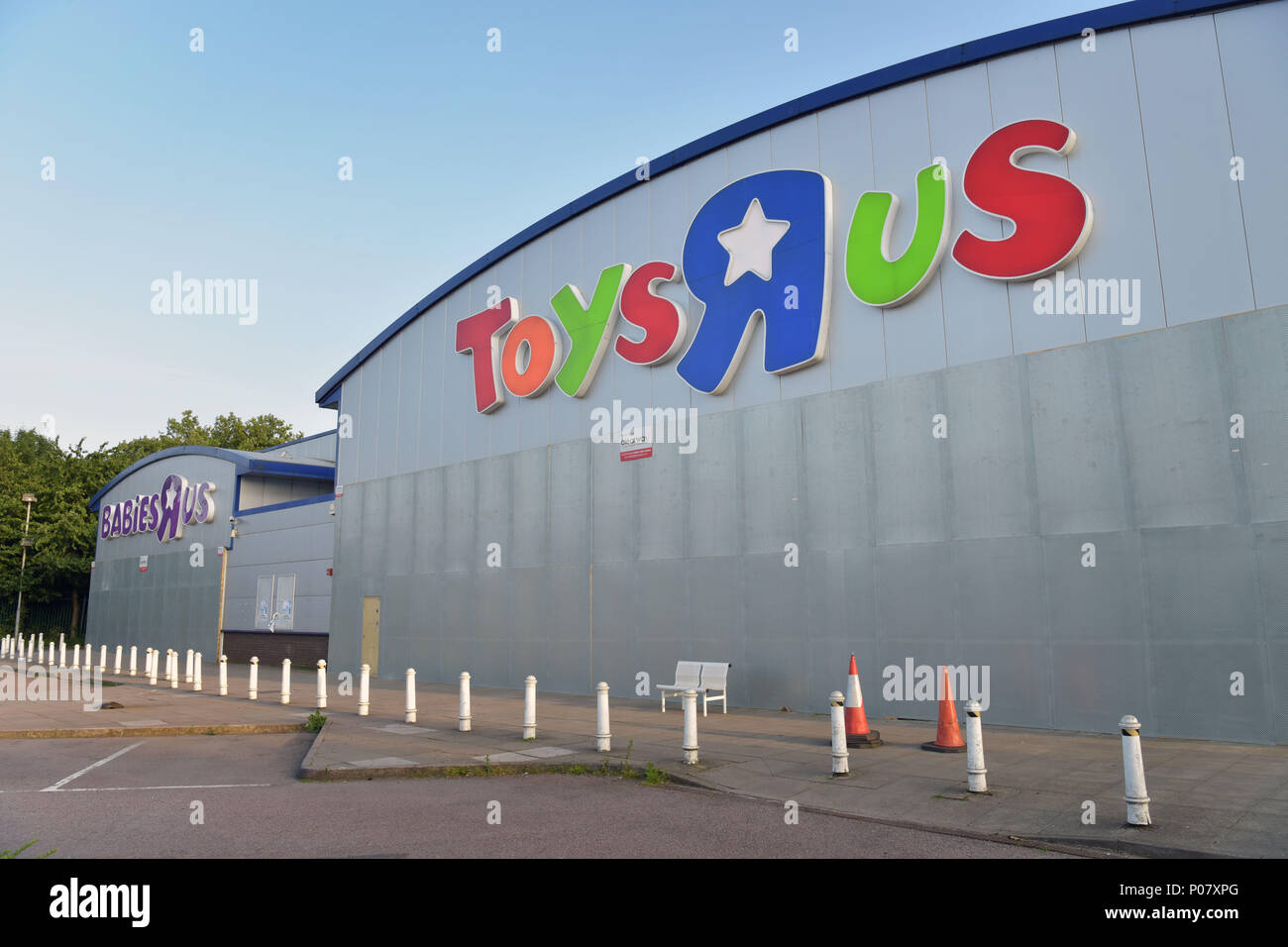 Il parcheggio vuoto di fronte al Toys R Us e neonati R Us negozi chiusi sulla North Circular, vicino il Brent Cross Shopping Mall, al di fuori di Londra. Th Foto Stock