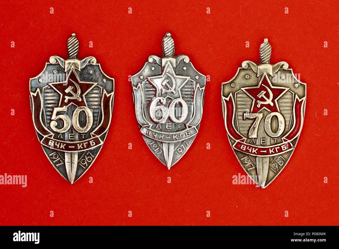 Tre russo badge KGB per commemorare il 50, 60 e 70 anni di anniversari. Foto Stock