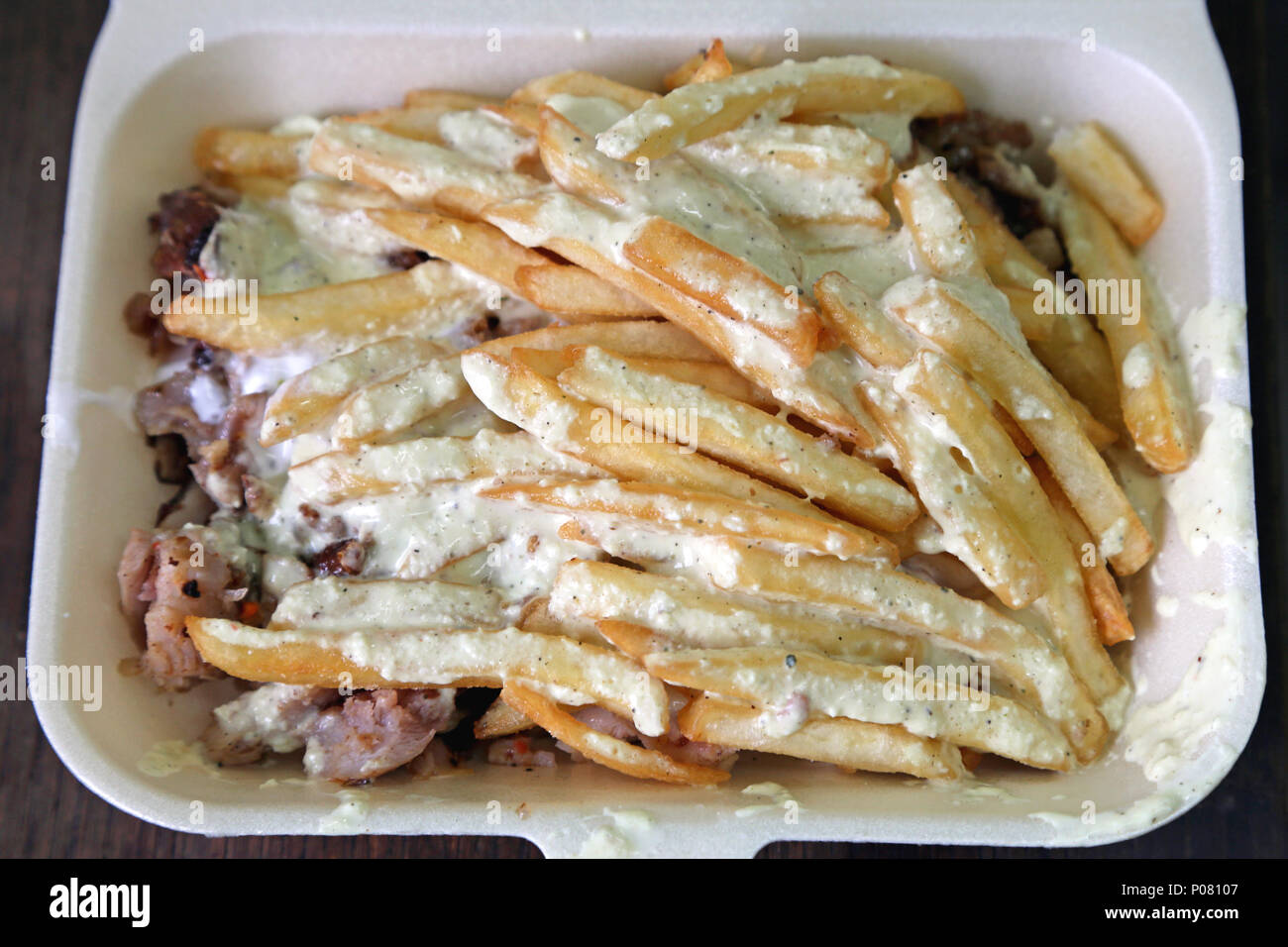 Patate fritte con la maionese in scatola da asporto Foto Stock