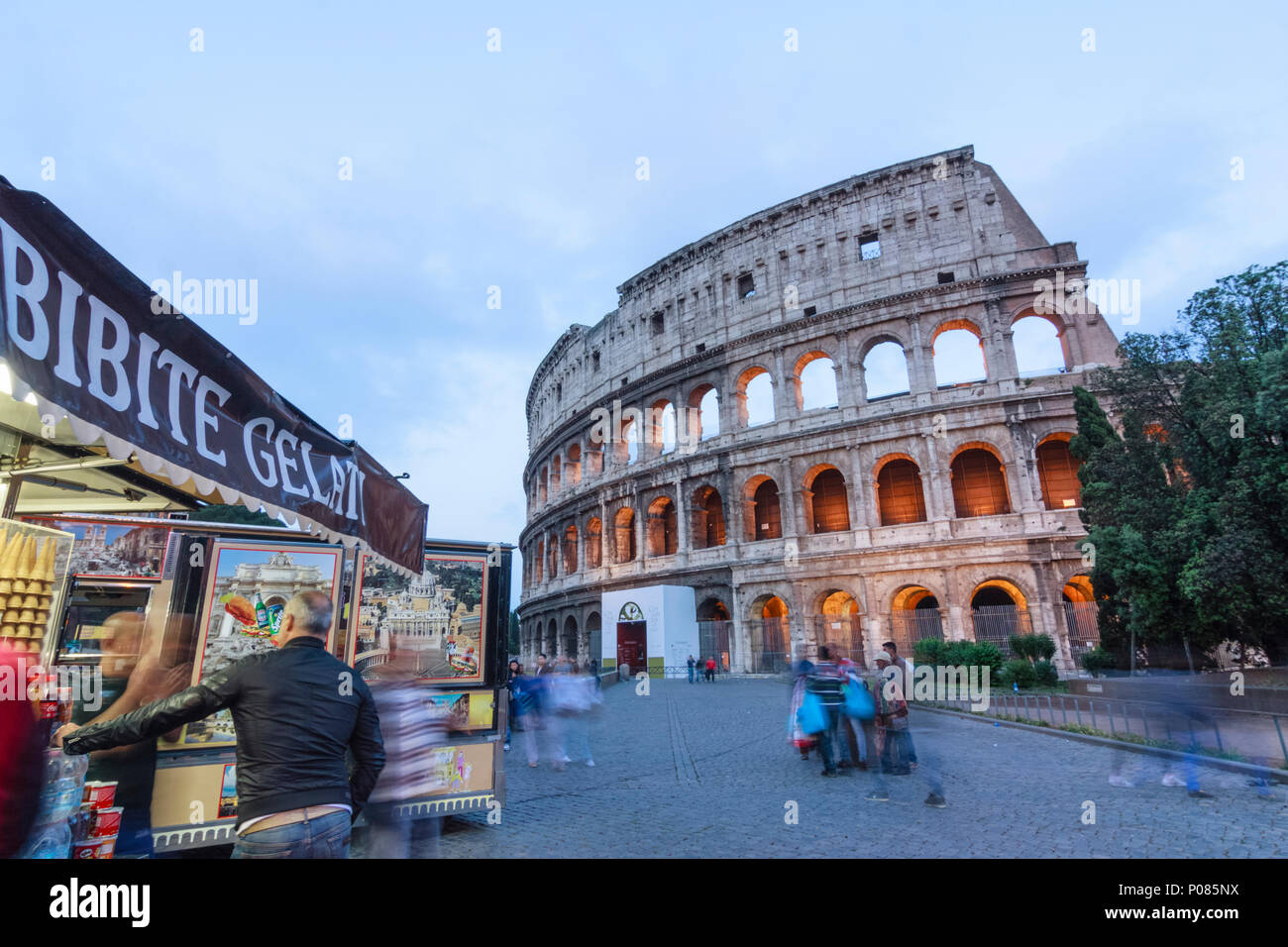 Snack carro accanto al Colosseo al tramonto. Roma, Italia Foto Stock