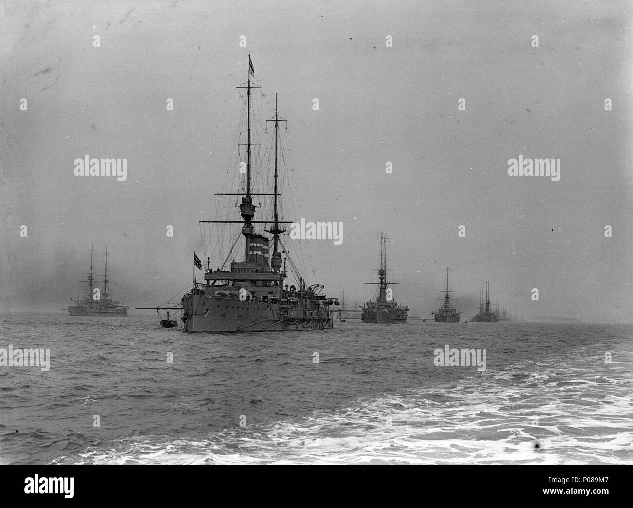 . Inglese: una vista generale della linea B con le corazzate al di ancoraggio durante il riesame navale o re la revisione della flotta a Spithead. Una generale vista guardando in giù la linea B durante il riesame navale o il re la revisione della flotta a Spithead. Le corazzate includono (da sinistra a destra), la distanza a sinistra nella linea C, "HMS Queen' (1902) e nella linea B, l'arco di porta viste di 'King Edward VII" (1903), "Britannia" (1904), 'Hindostan' (1903) e "ominion' (1903). Una vista generale della linea B con le corazzate al di ancoraggio durante il riesame navale o re la revisione della flotta a Spithead. . Giugno - J Foto Stock