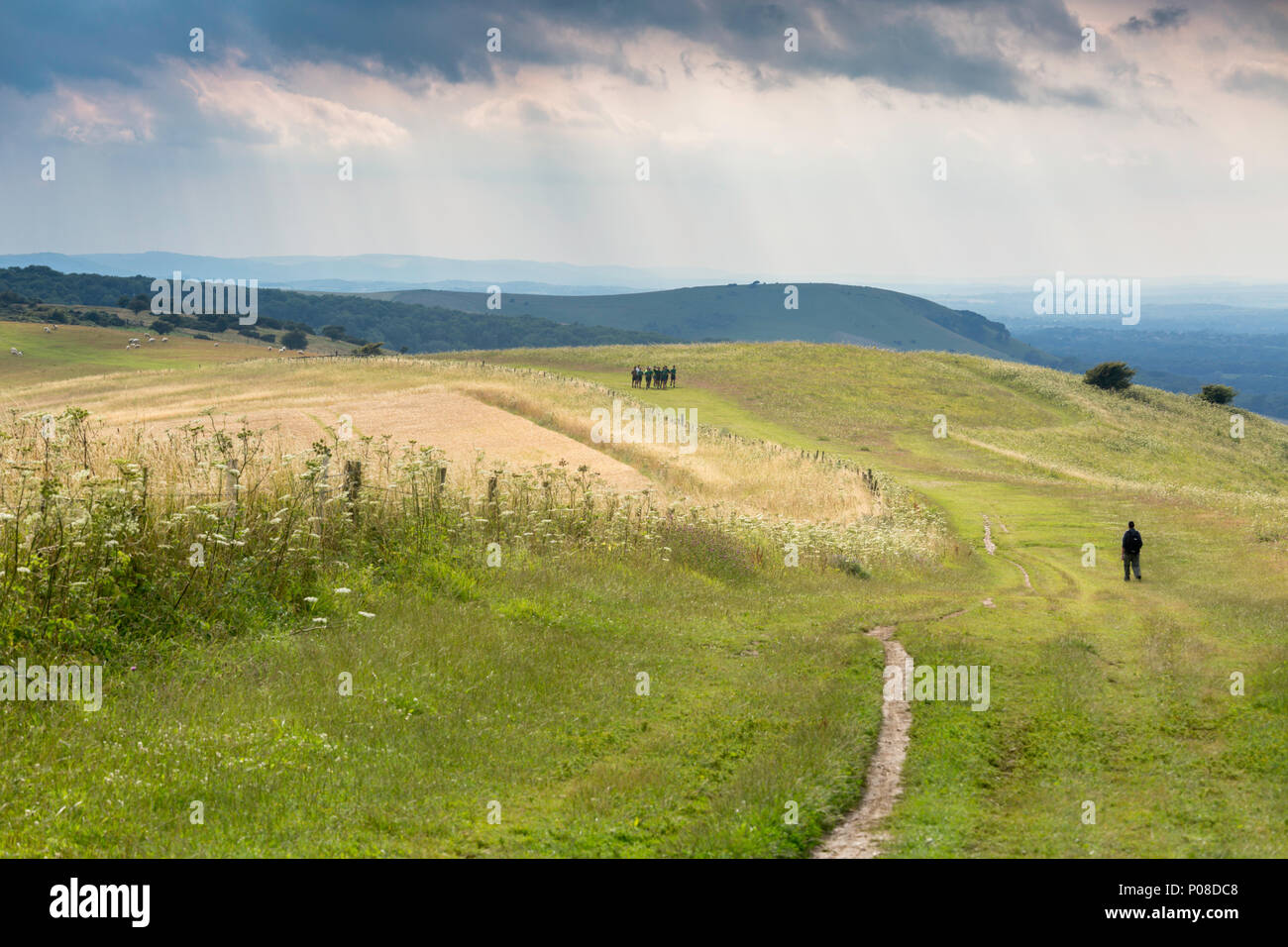 Walkers a Ditchling Beacon sulla South Downs, East Sussex, Regno Unito. Foto Stock