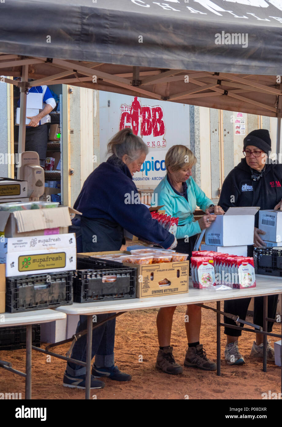 Gibb Challenge 2018 tende impostato per volontari per distribuire la colazione e il pranzo pack per piloti sulla Gibb River Road WA Kimberley Australia. Foto Stock