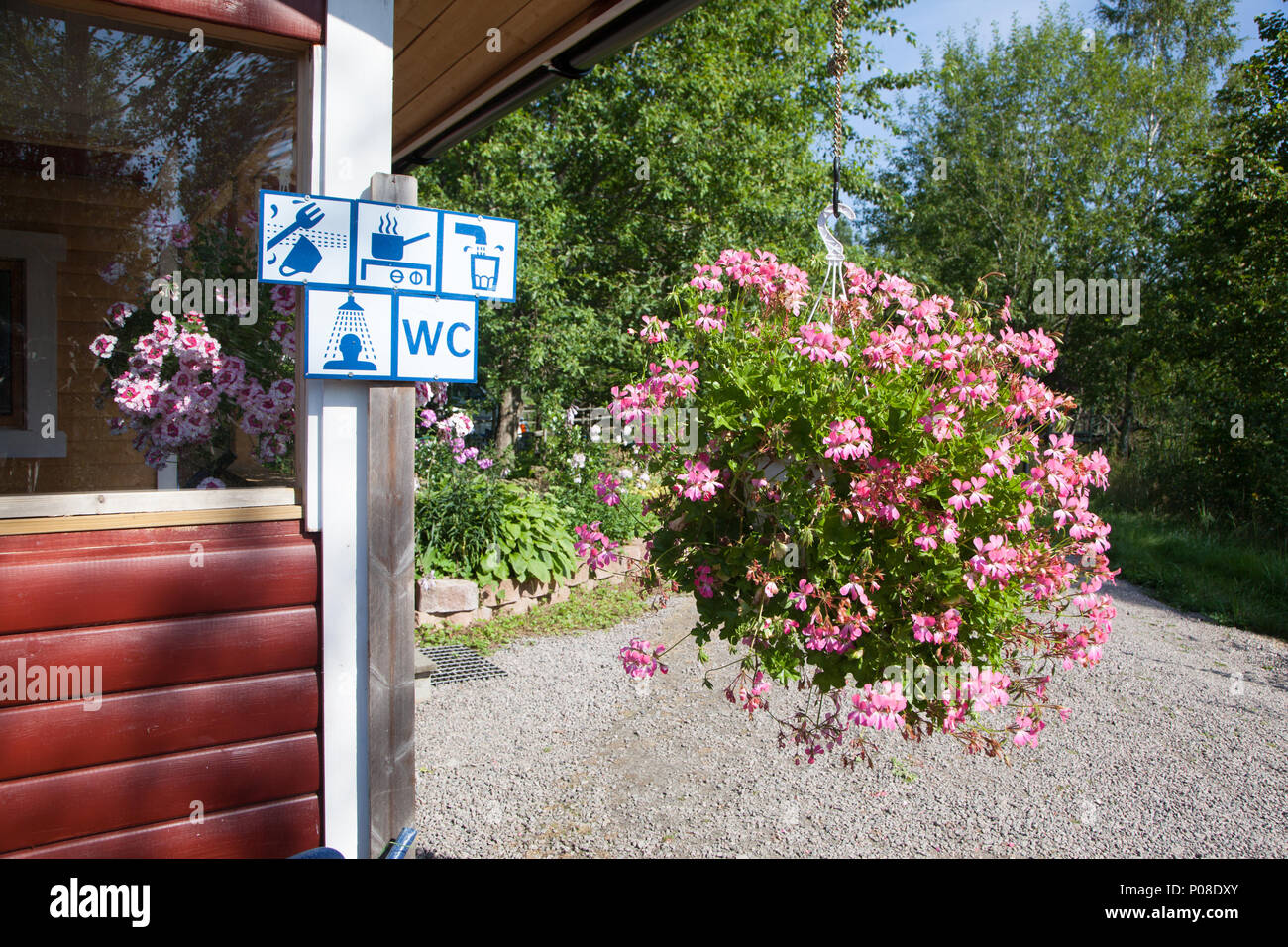 Blumenampel Campingplatz in Schweden am Vänern Foto Stock