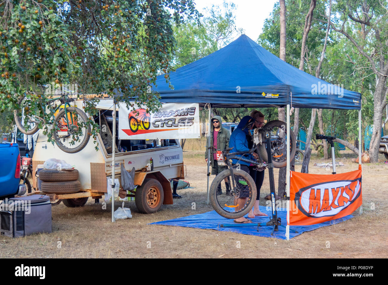 Gibb Challenge 2018 cicli di Broome tenda e rimorchio meccanico la manutenzione di un fatbike sul campeggio Kimberley WA Australia. Foto Stock