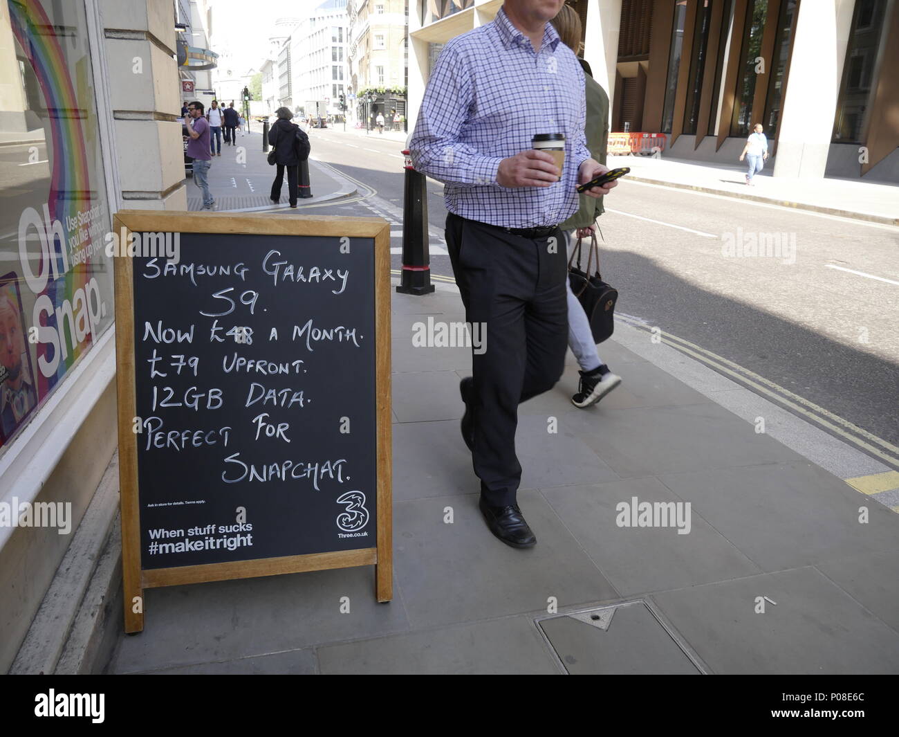 Street annuncio lavagna per Samsung Galaxy S9 e snapchat piano dati di fronte 3 tre telefono mobile retail outlet shop Foto Stock