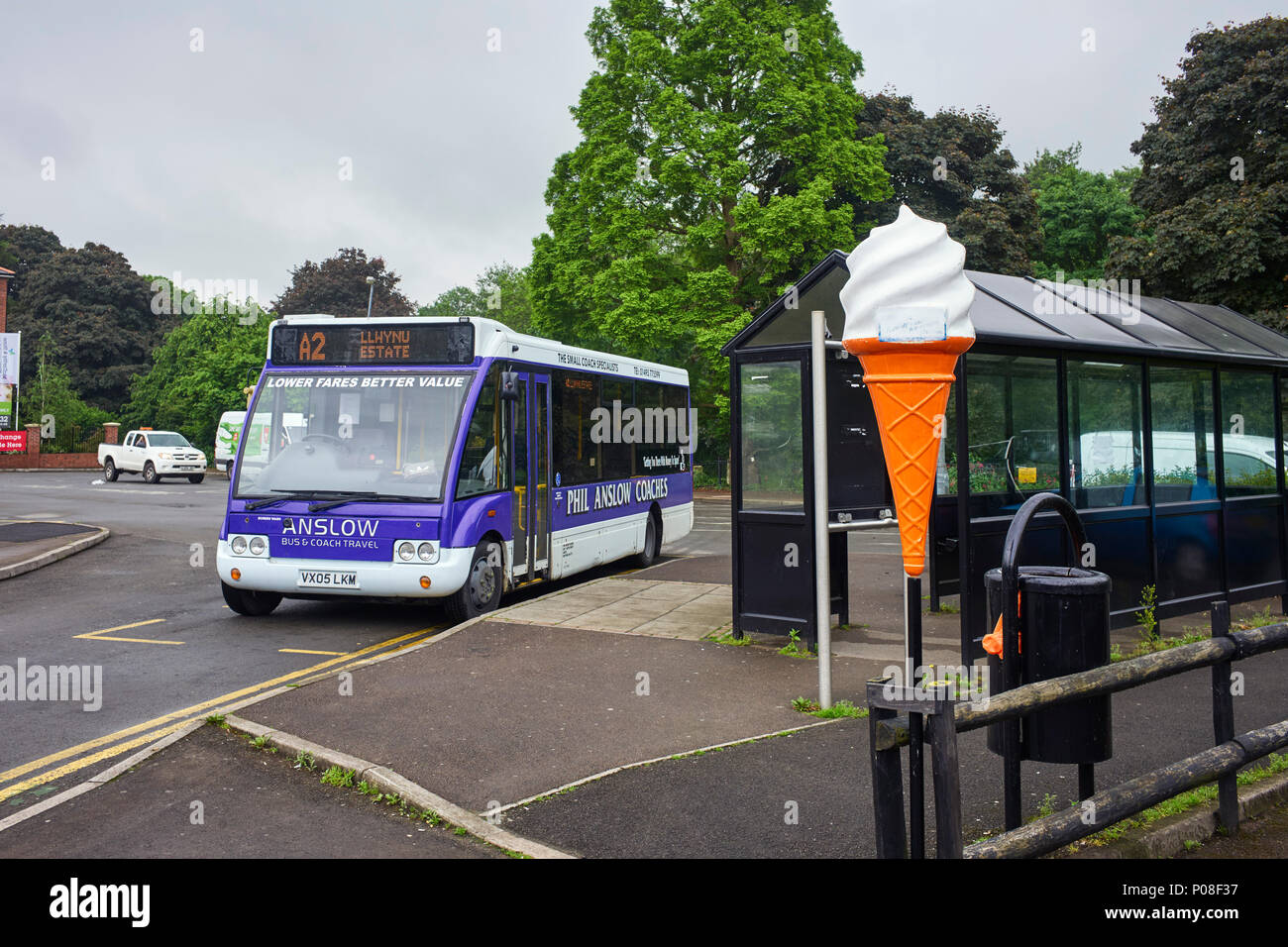 Phil Anslow pullman bus gigante e il cono gelato a Abervagenny stazione degli autobus Foto Stock