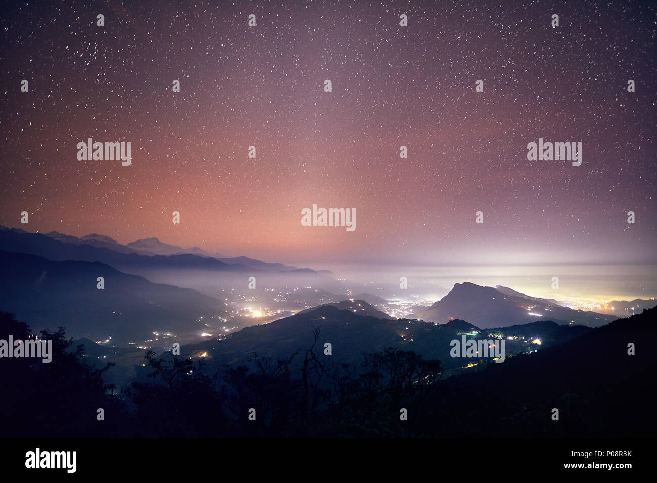 Luci di Pokhara in città e villaggi di notte il cielo stellato presso la gamma della montagna di Annapurna, Nepal Foto Stock