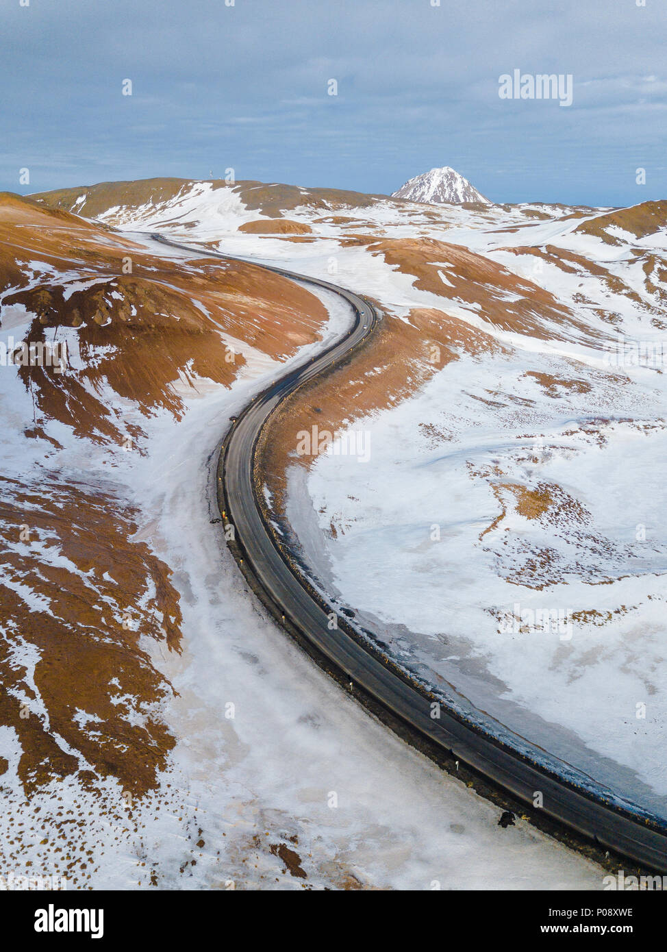 Vista aerea, strada tortuosa, Ring Road, vicino area geotermale Hverarönd, anche Hverir o Namaskard, Nord Islanda Islanda Foto Stock
