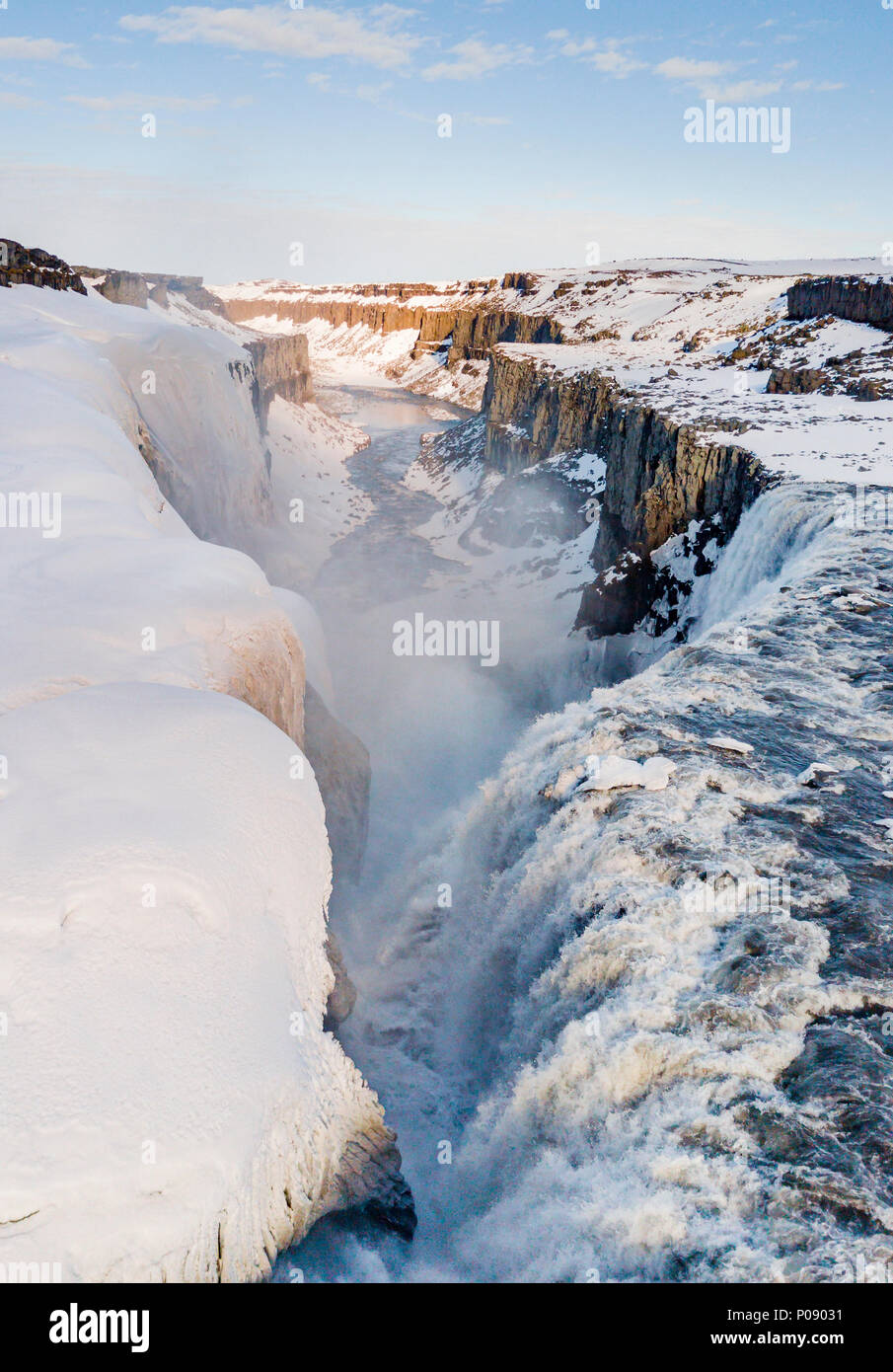 Vista aerea, paesaggio innevato, gorge, canyon con la caduta di masse d'acqua, Dettifoss cascata in inverno, Nord Islanda Islanda Foto Stock