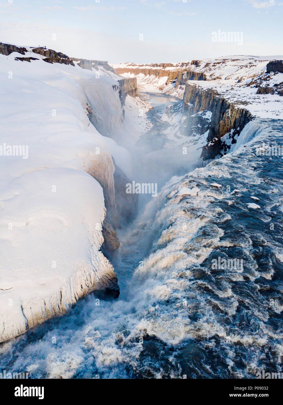 Vista aerea, paesaggio innevato, gorge, canyon con la caduta di masse d'acqua, Dettifoss cascata in inverno, Nord Islanda Islanda Foto Stock