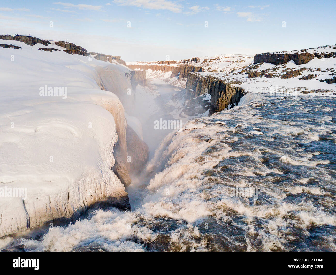 Vista aerea, paesaggio innevato, gorge, canyon con la caduta di masse d'acqua, Dettifoss cascata in inverno, Nord Islanda Islanda Foto Stock