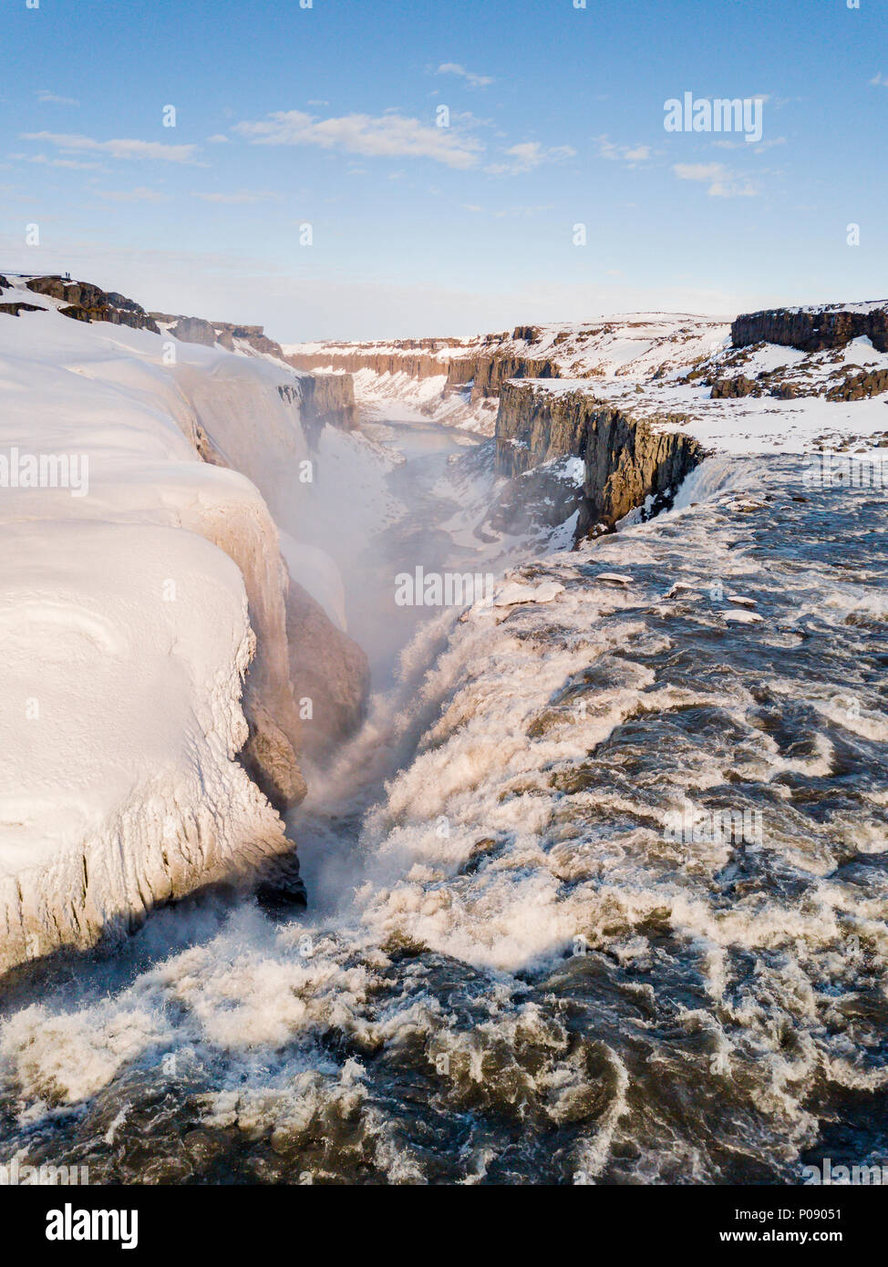 Vista aerea, paesaggio innevato, gorge, canyon con la caduta di masse d'acqua, Dettifoss cascata in inverno, Nord Islanda Islanda Foto Stock