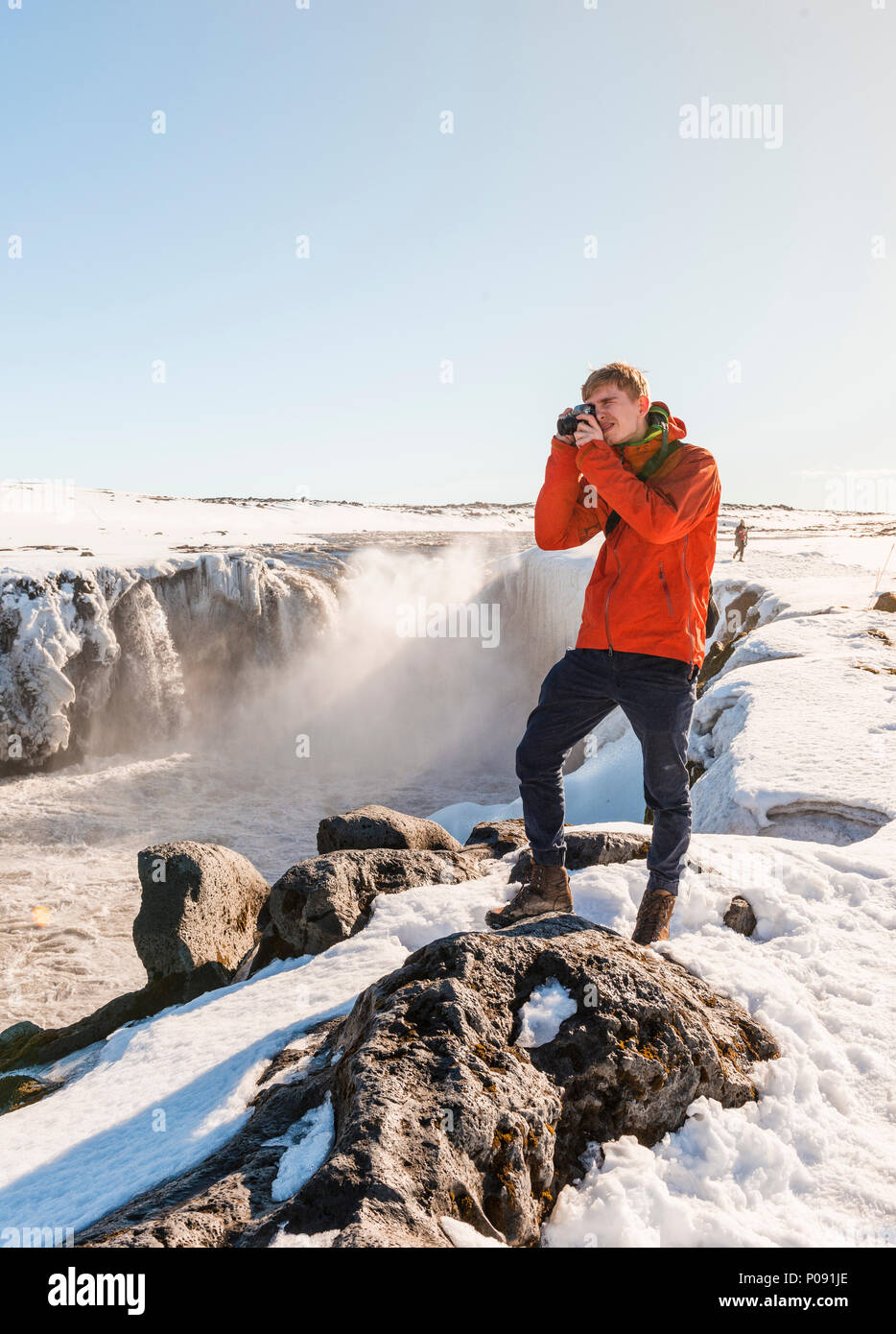 Fotografare l'uomo a Selfoss cascata in inverno, Gorge, Nord Islanda Islanda Foto Stock