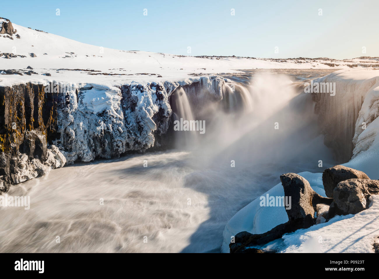 La caduta di masse d'acqua della cascata di Selfoss in inverno, Gorge, Nord Islanda Islanda Foto Stock