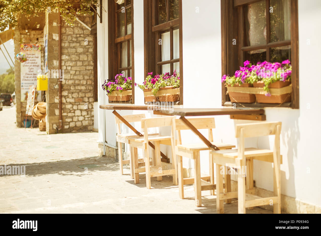 BERAT, ALBANIA - Giugno 2018: Accogliente street cafe nella città storica di Berat, architettura ottomana in Albania, Sito Patrimonio Mondiale dell'Unesco. Foto Stock