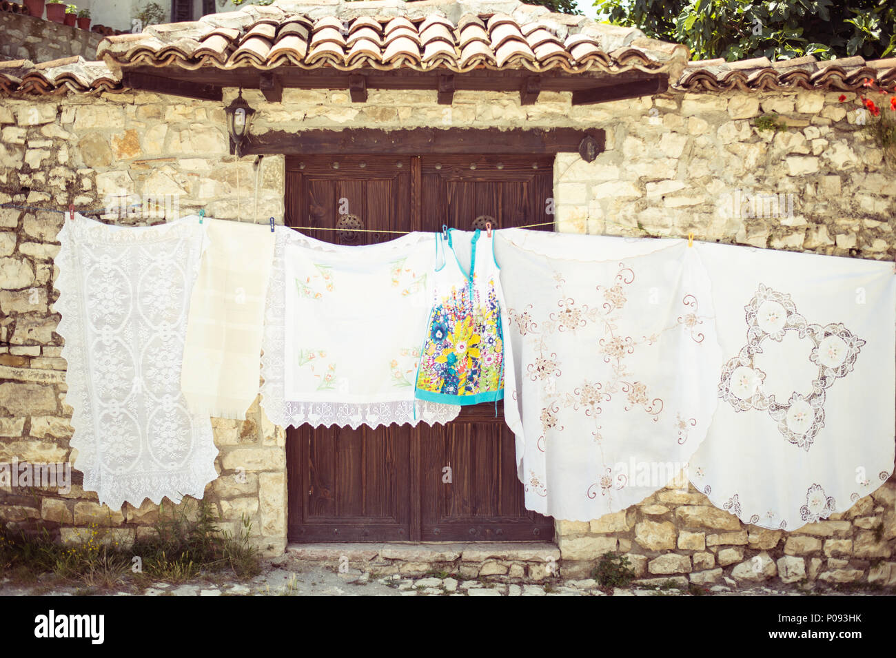 BERAT, ALBANIA - Giugno 2018: città storica Berat, architettura ottomana in Albania, Sito Patrimonio Mondiale dell'Unesco. Vecchie case di pietra in Berat, Albania Foto Stock