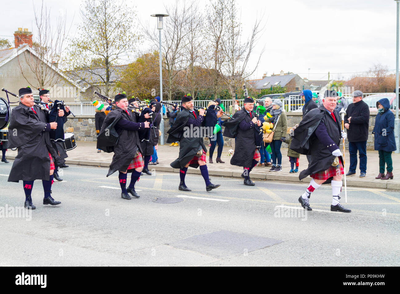Piccolo locale pipe band riproduzione di cornamuse e indossare cappotti in un freddo il giorno di san patrizio, Dublino Irlanda Foto Stock