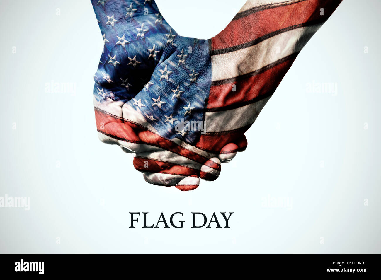 Primo piano di due persone che si tengono per mano, modellata come la bandiera degli Stati Uniti, e la bandiera di testo su un fondo bianco Foto Stock