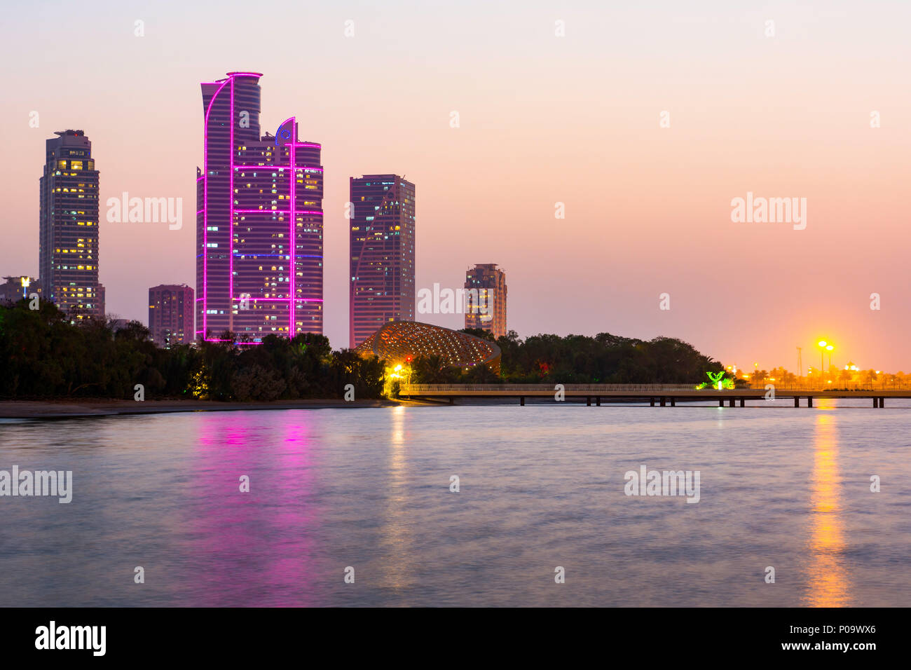 Sharjah butterfly island e di altezza degli edifici al tramonto, gli Emirati arabi uniti emirato Foto Stock