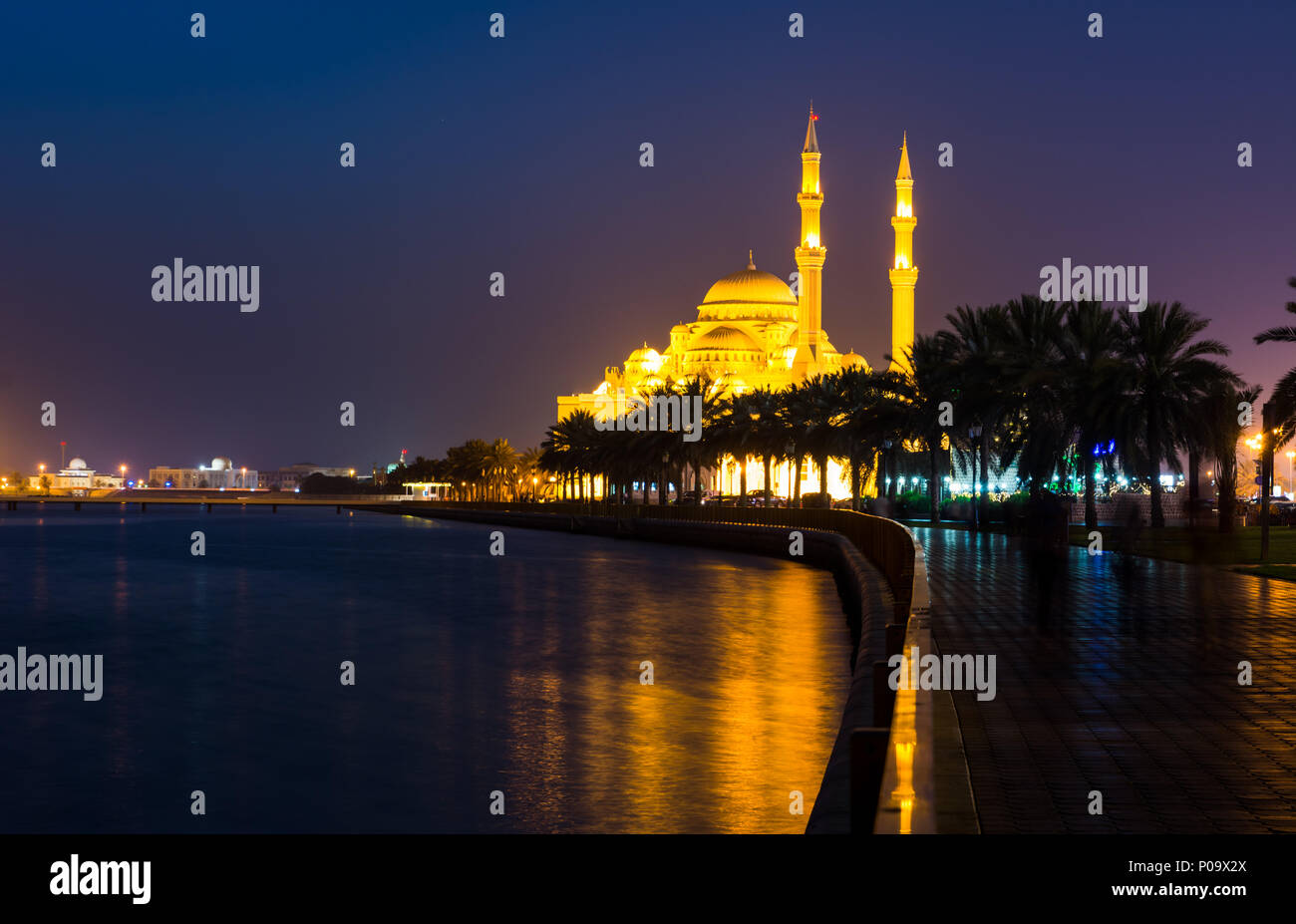 Al Noor moschea in Sharjah si riflette nel lago di notte Foto Stock