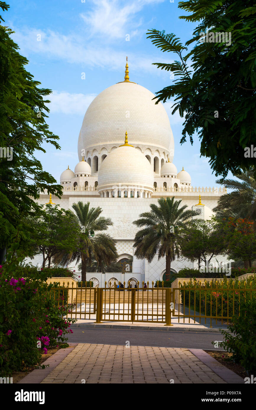Vista posteriore della Grande Moschea di Abu Dhabi tra gli alberi Foto Stock