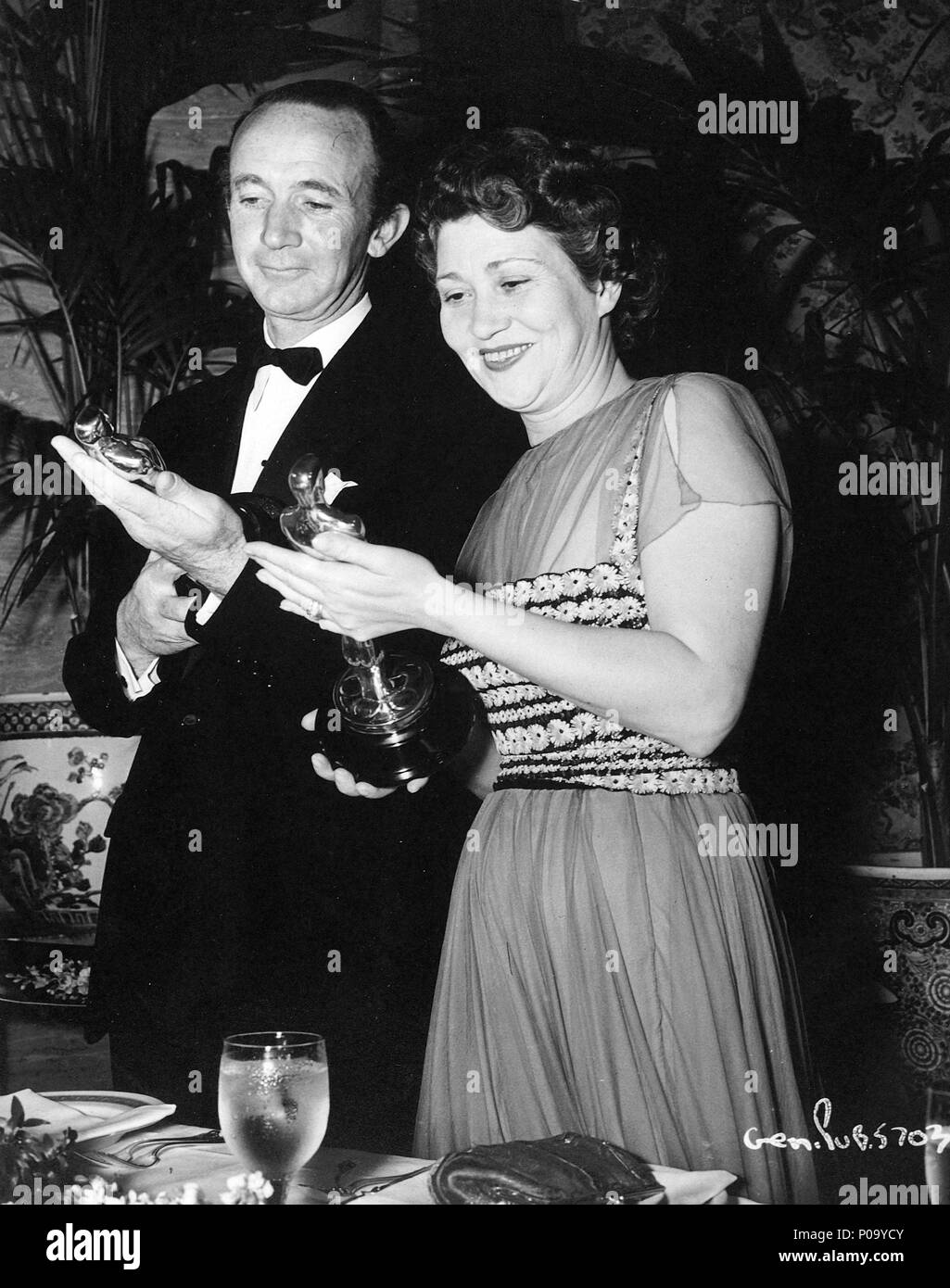 Descrizione: xi Academy Awards / 1939. Fay Bainter, miglior attrice in un ruolo di supporto per 'Gezabele -". Walter Brennan, migliore attore in un ruolo di supporto per 'Kentucky'. Anno: 1939. Stelle: WALTER BRENNAN; FAY BAINTER. Foto Stock