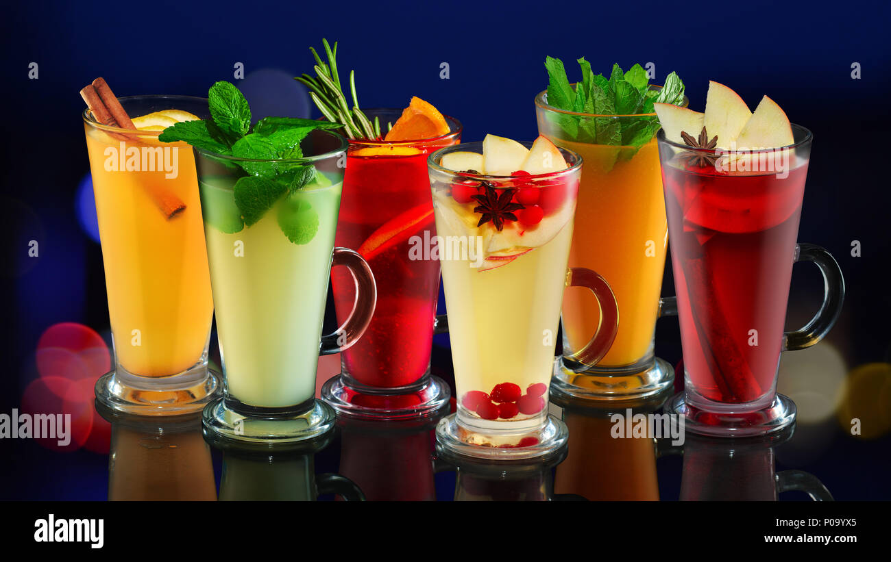 Set di frutta gustoso tè in tazze Foto Stock
