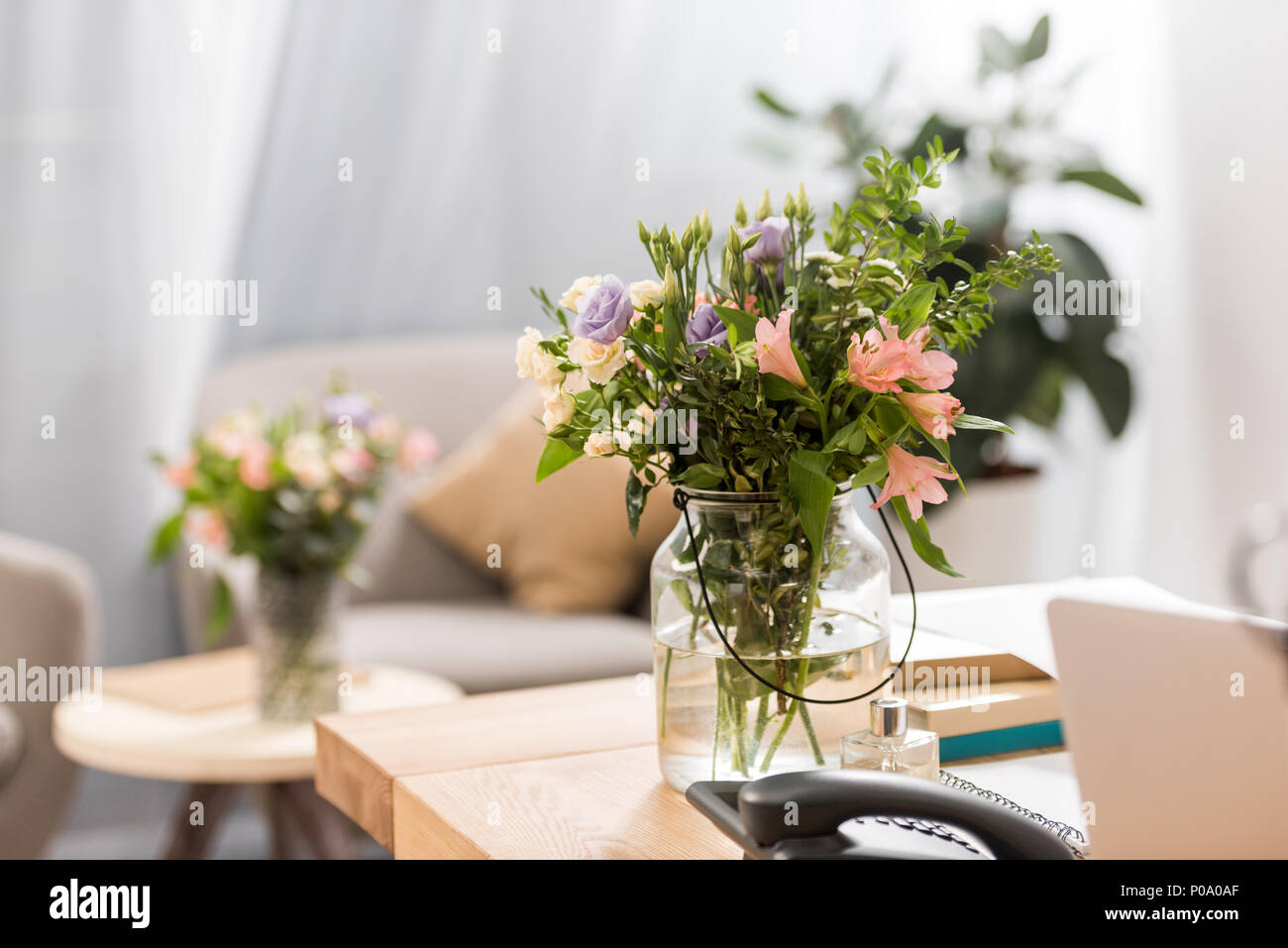 Fiori in vaso al posto di lavoro in un ufficio moderno Foto stock - Alamy