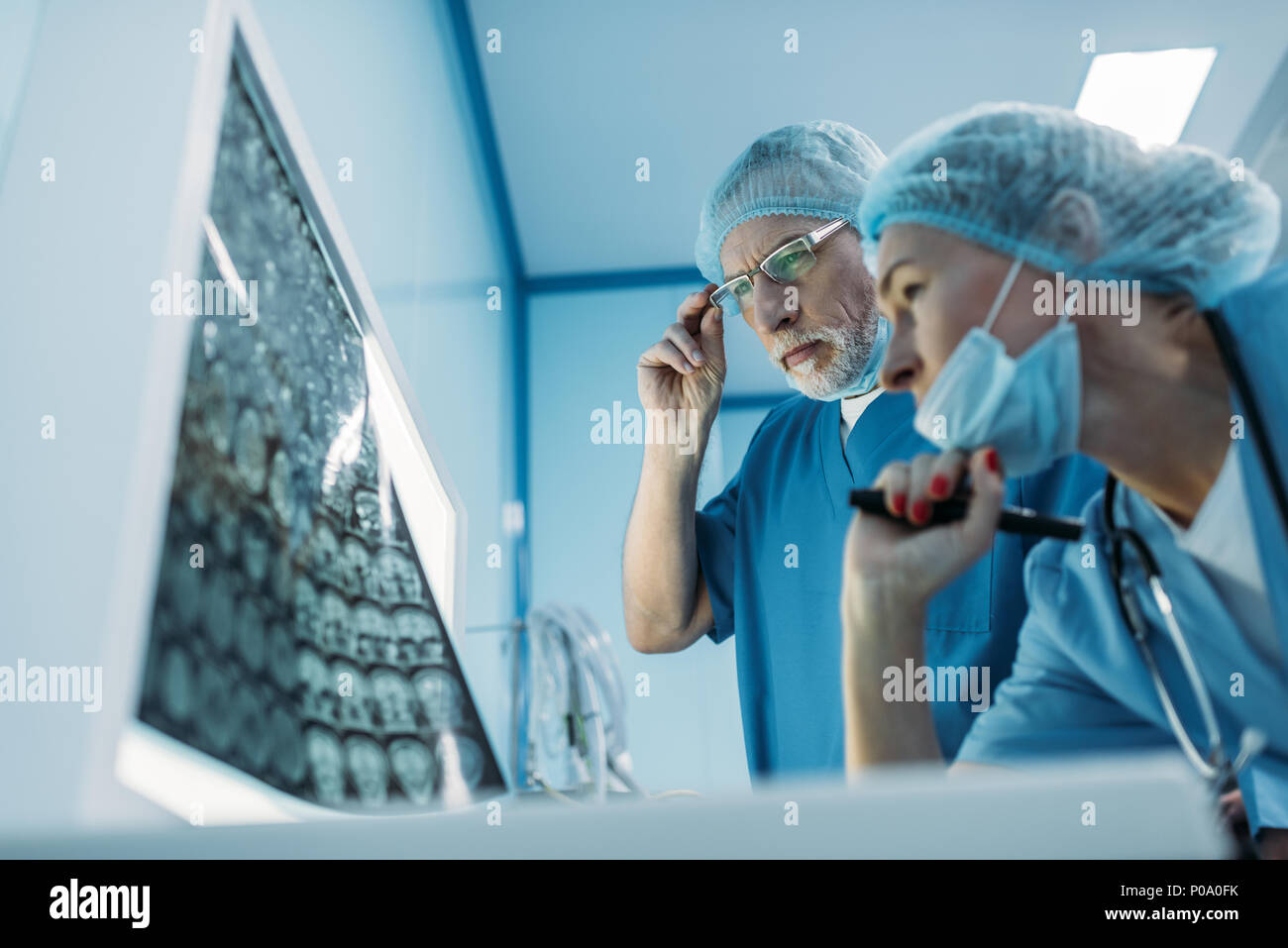 Vista dal basso dei medici guardando il paziente x-ray Foto Stock